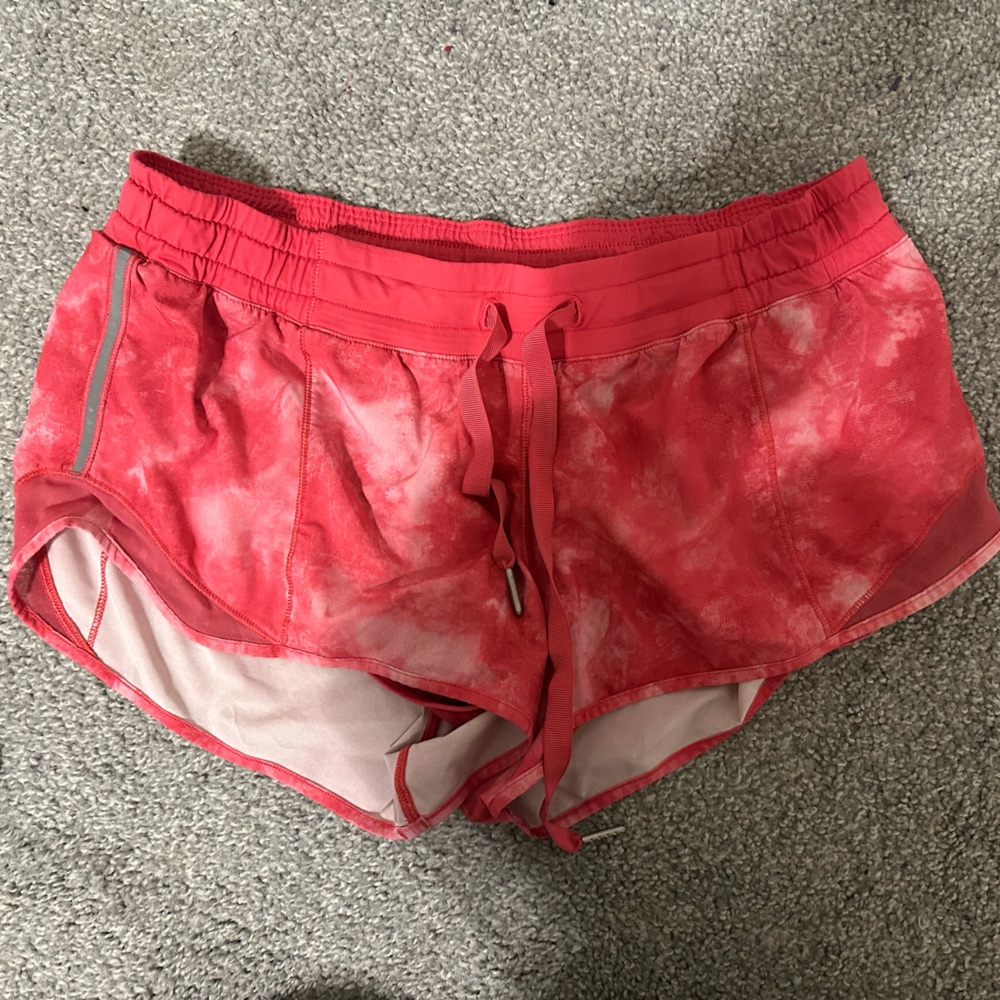 Lululemon 2.5” hotty hot shorts